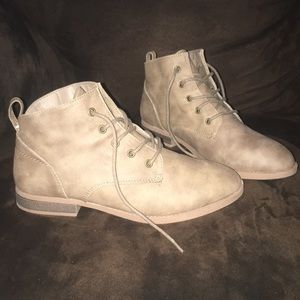 Ankle high flat boots